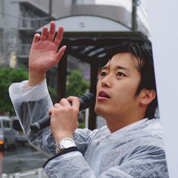 雨の中の街頭演説